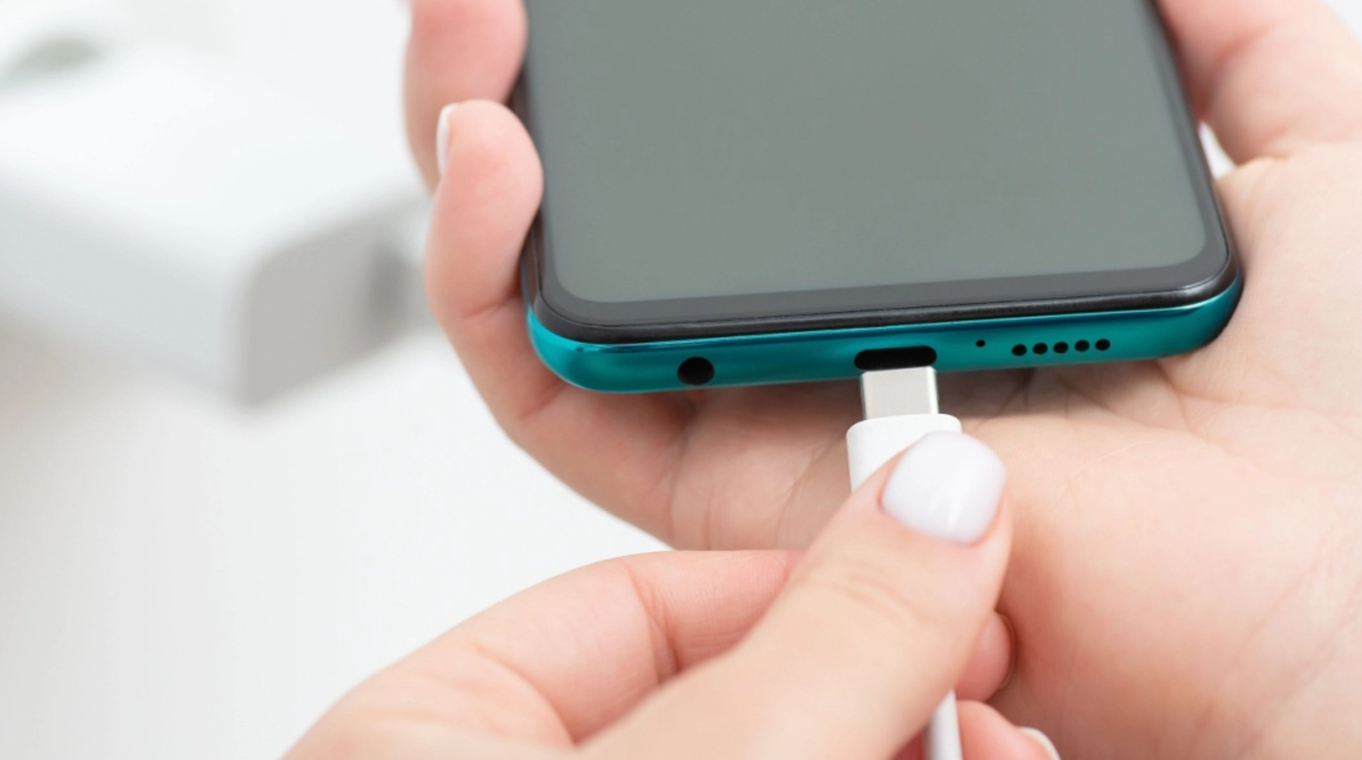 Omslagsbild för artikeln Därför ska du inte ladda mobilen med skalet på